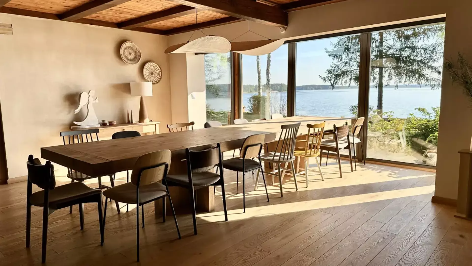 Salon Lustro Wody - długi stół i widok na jezioro