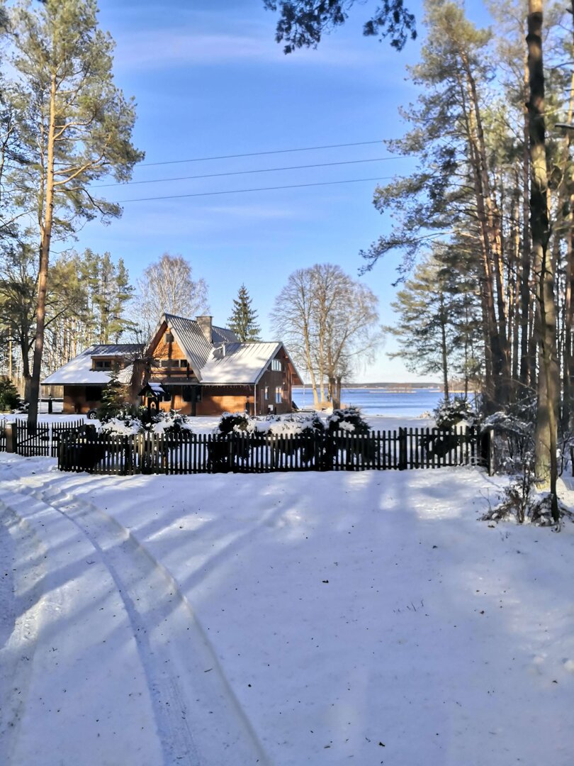 Dom nad jeziorem Lustro Wody w zimowej odsłonie