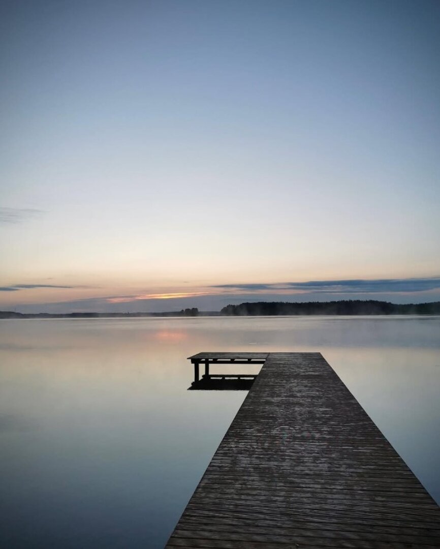 Pomost na plener ślubny nad jeziorem