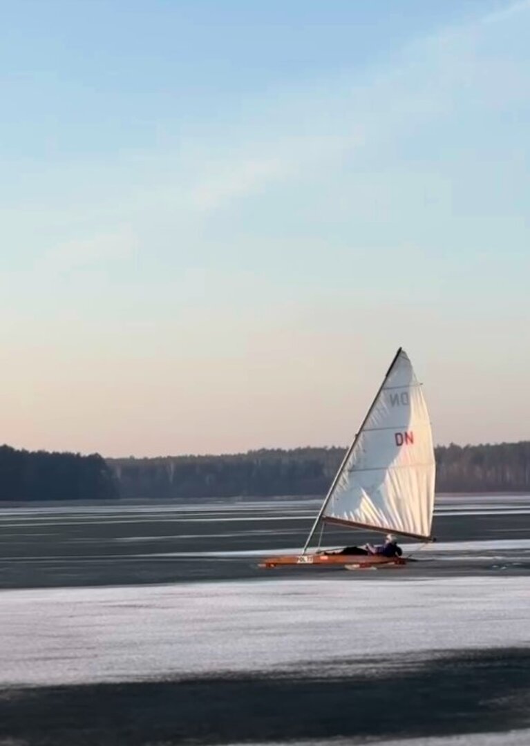 Bojery na jezioro Kałębie zimą