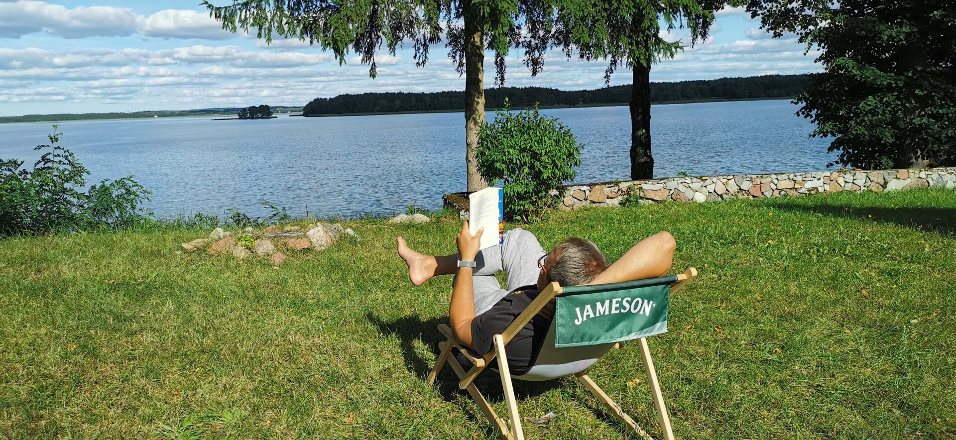 Chillout na odludziu nad jeziorem