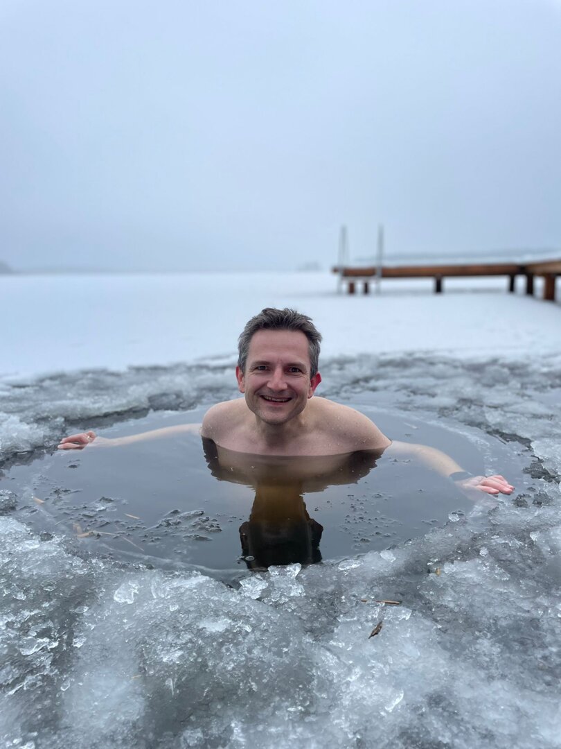 Morsowanie w przerębli jeziora w Borach Tucholskich