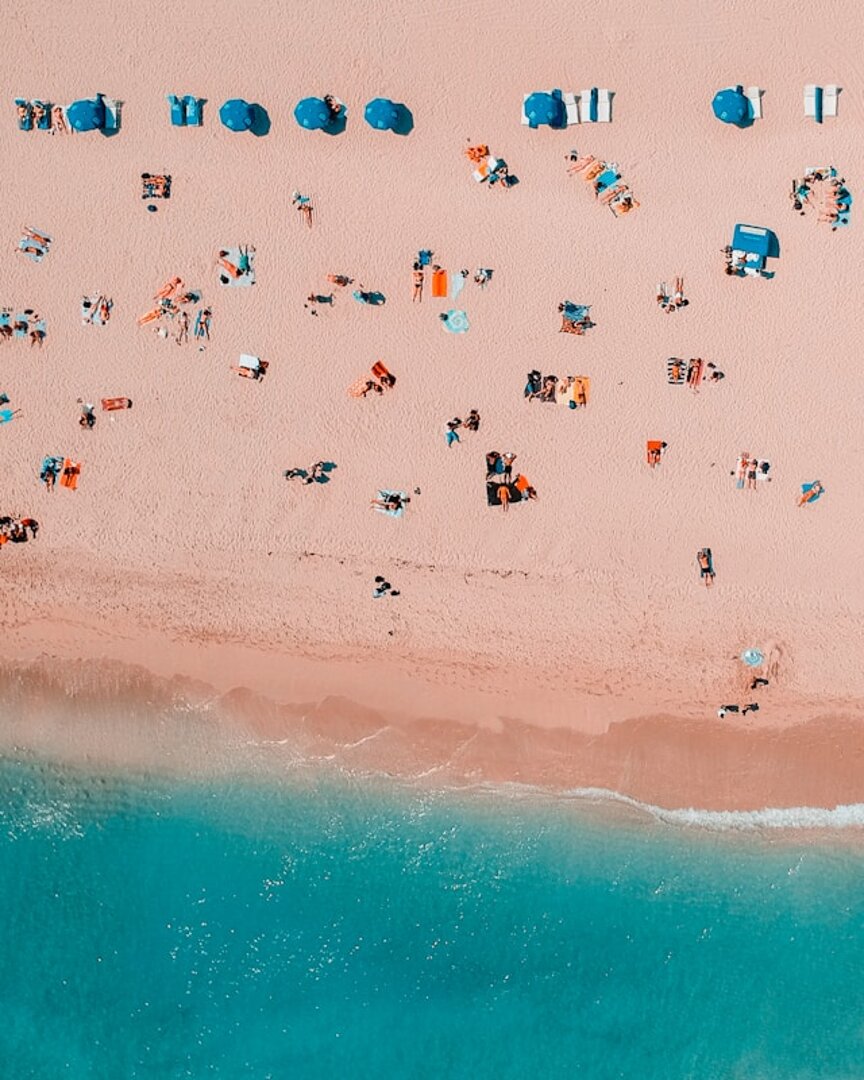 Zatłoczona plaża nad morzem