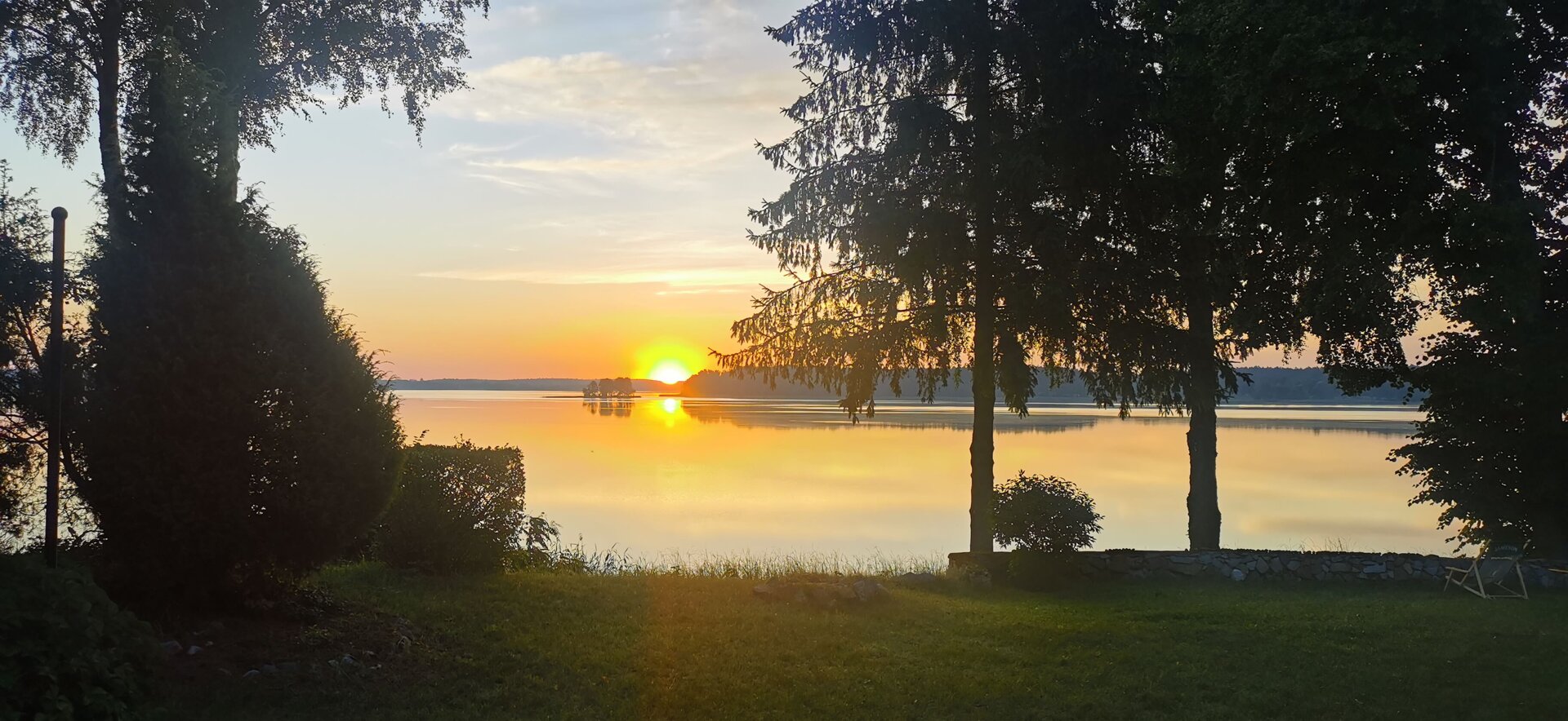 Zachód słońca nad jeziorem w Borach Tucholskich