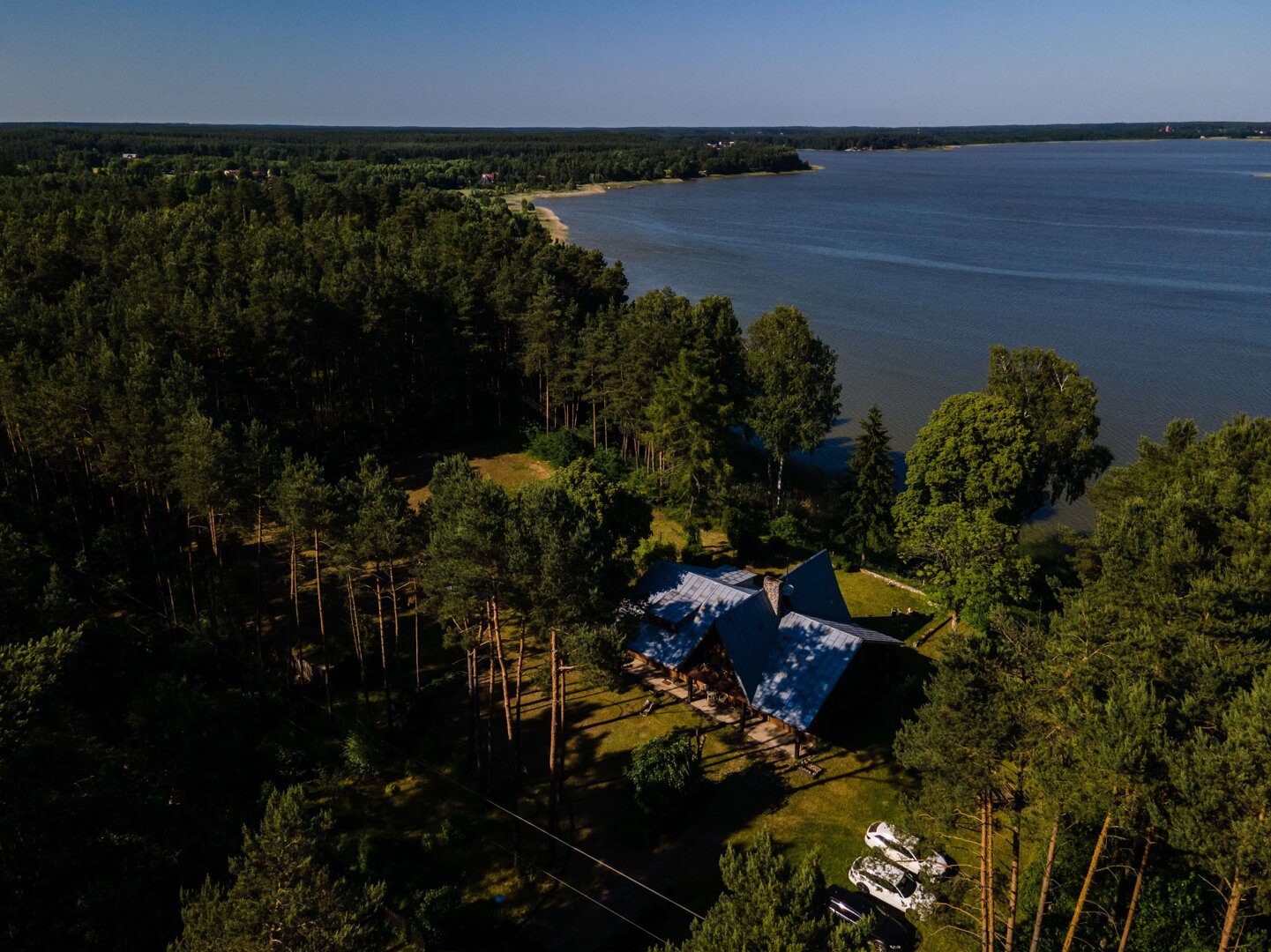 Widok z drona na dom nad Jeziorem - Lustro Wody